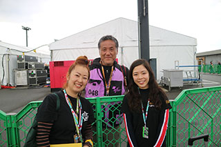 イースタートラベルスタッフと東チューの遠藤さん【イメージ】