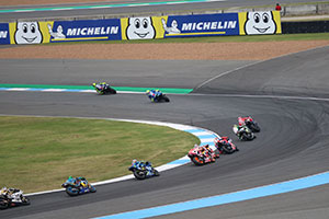 コース上を疾走するMotoGPマシン【イメージ】