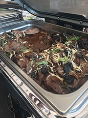 チームのホスピタリティで提供されるランチのお肉料理【イメージ】